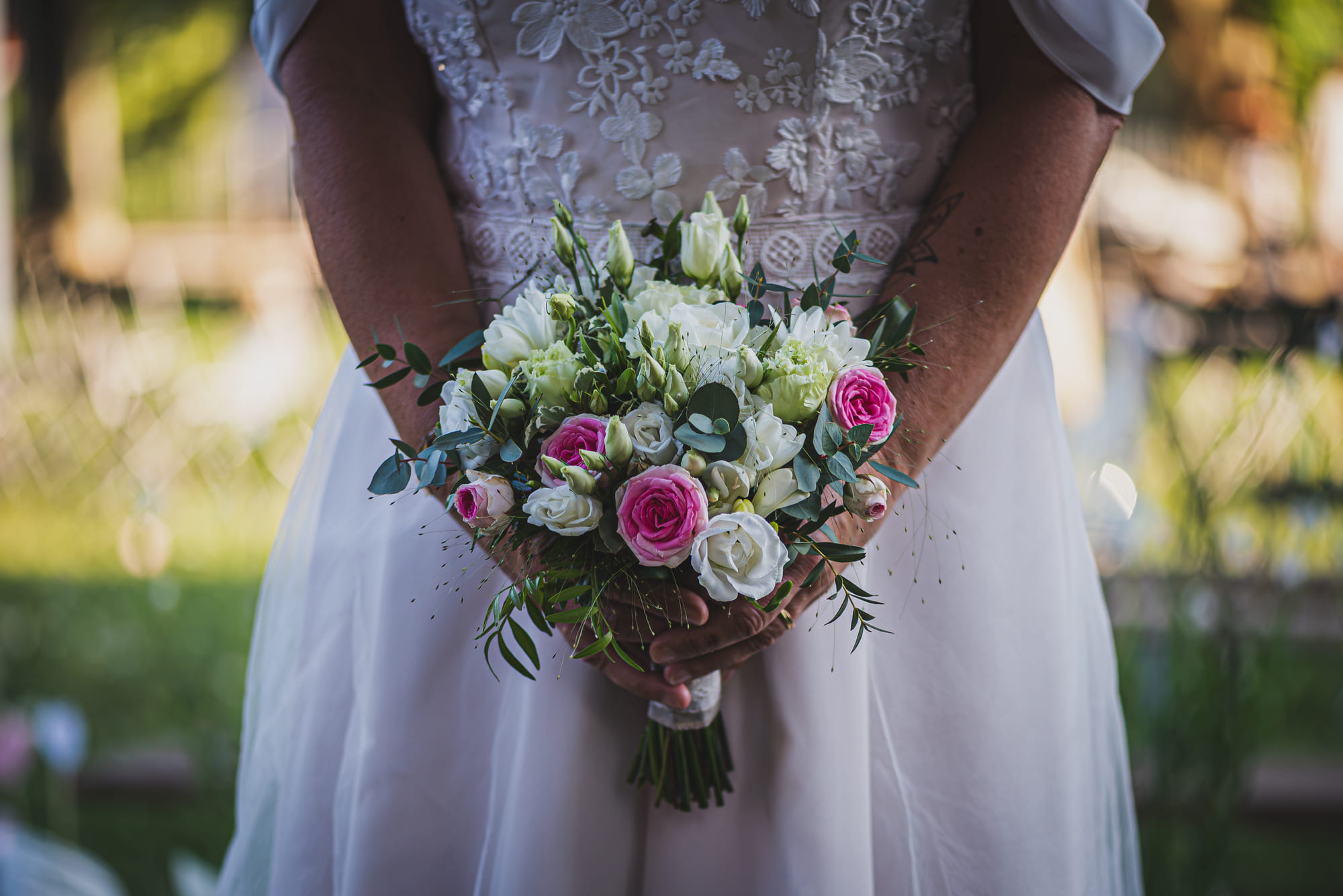 Bouquet de Sandrine, roses roses et blanches tenues à deux mains