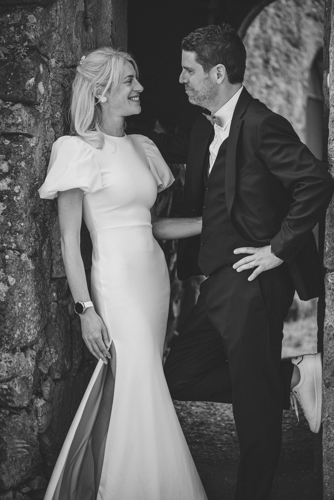 Guillaume et Marion dans une arche de pierre au Château de Livier, en noir et blanc