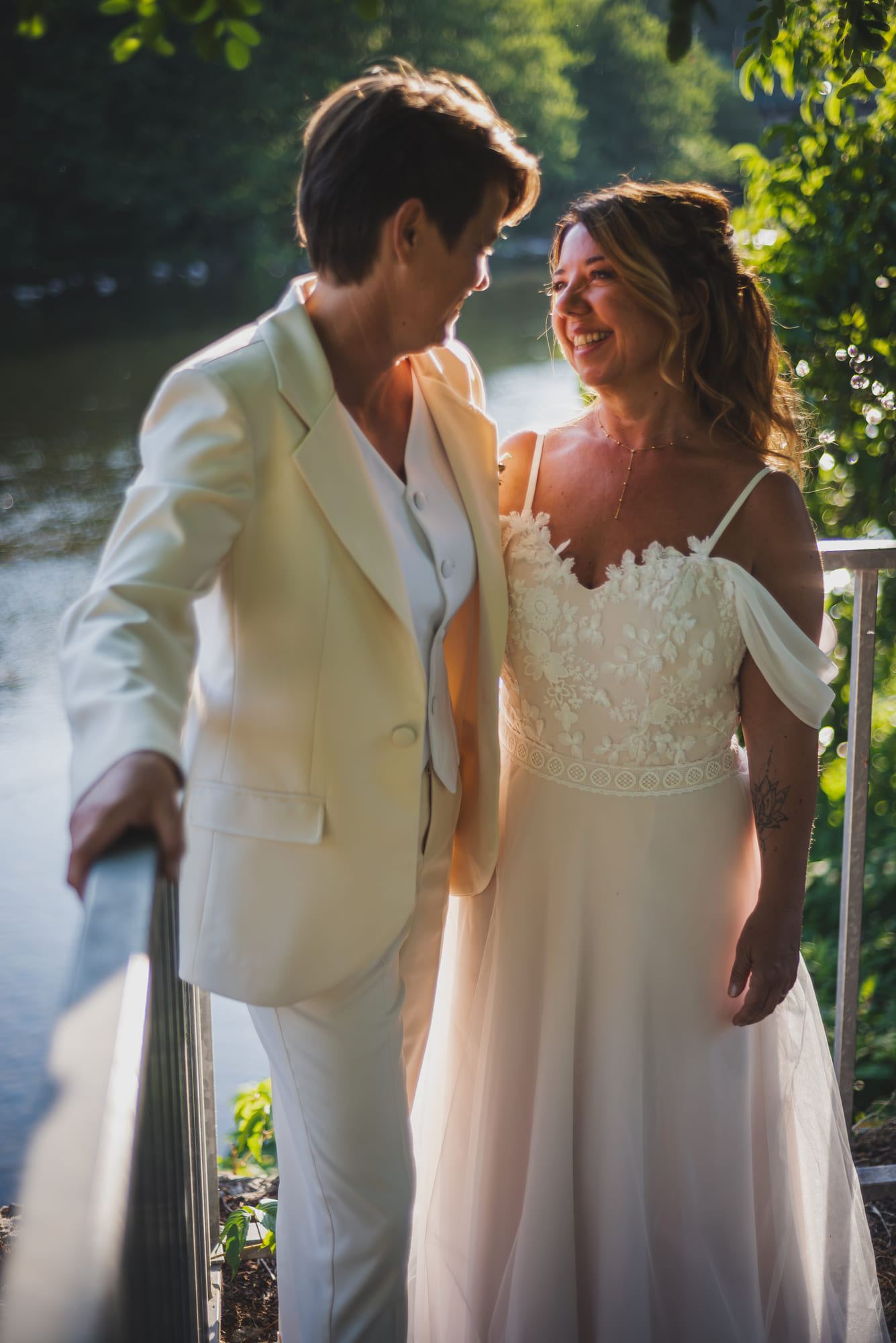Aurélieu et Sandrine au bord de l’Ardèche, à Ucel, en lumière dorée