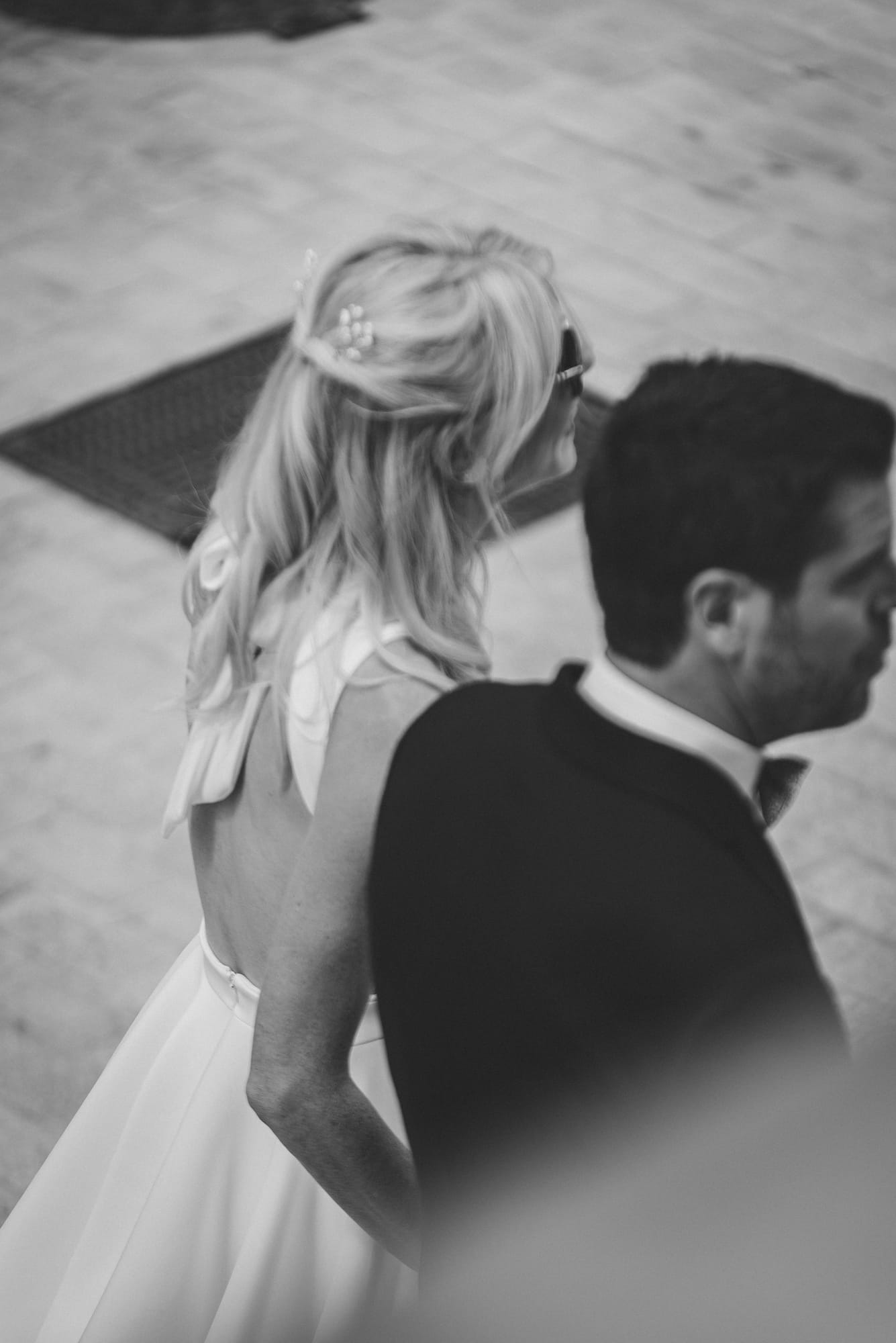 Guillaume et Marion de dos, le jour de leur mariage en Ardèche, en noir et blanc