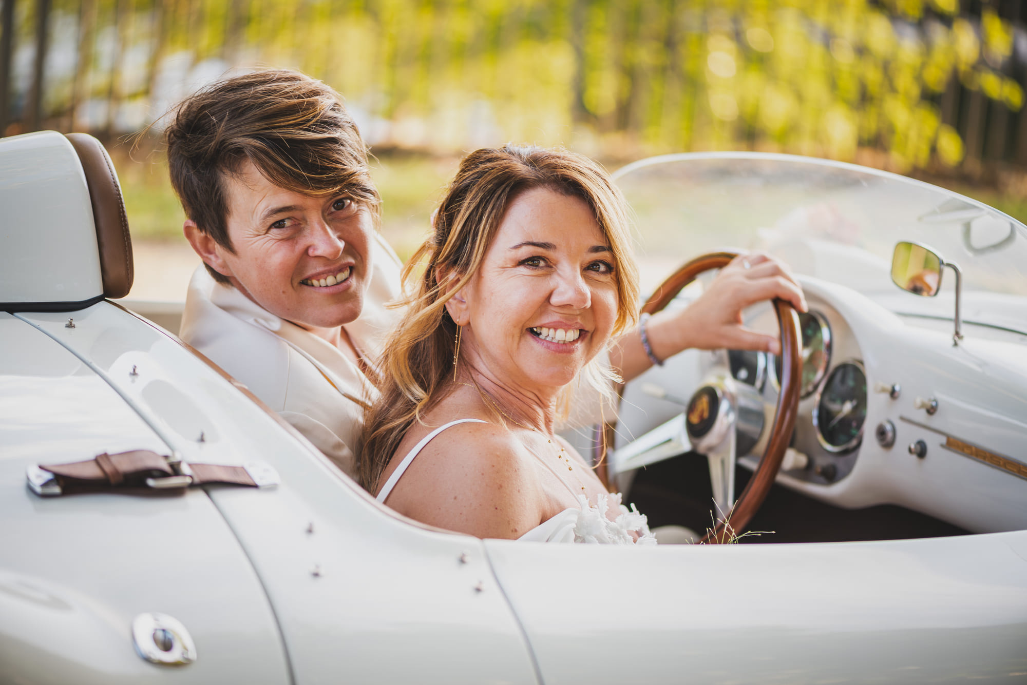 Aurélieu et Sandrine dans le cockpit d’une Porsche 550 Spyder blanc crème