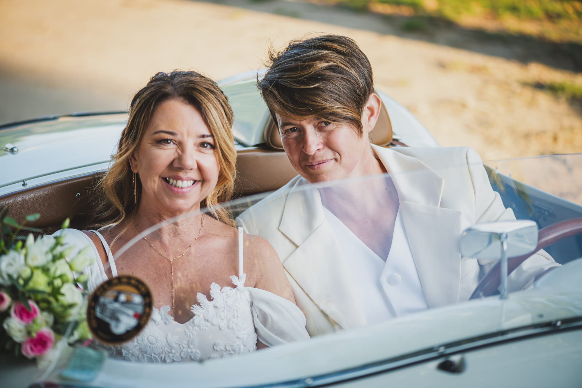 Aurélieu et Sandrine photographiées à travers le pare-brise de la Porsche Spyder