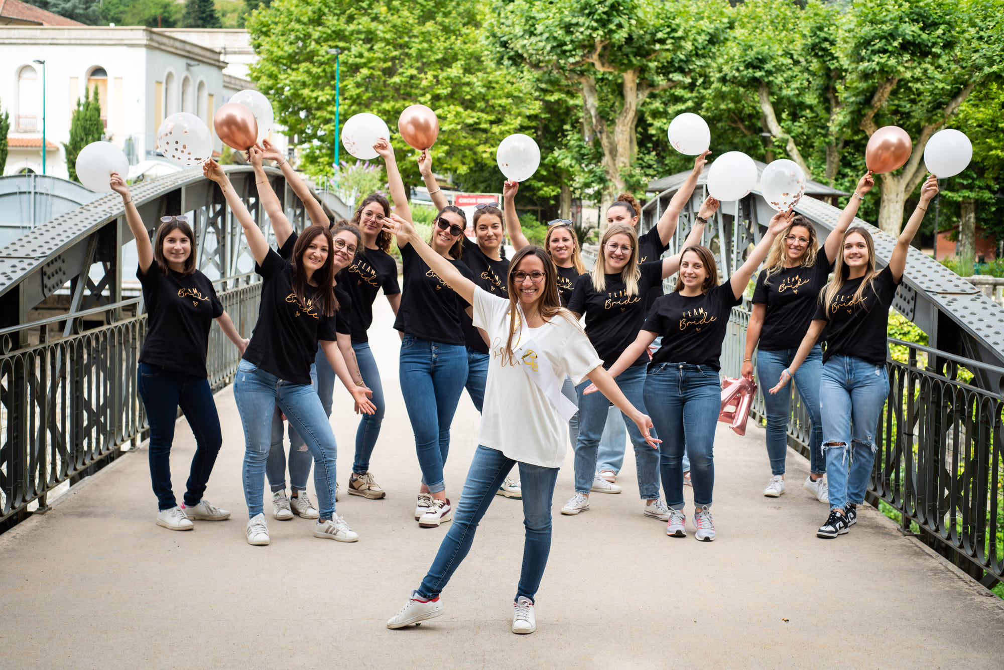 Groupe de femmes célébrant sur un pont, ballons à la main