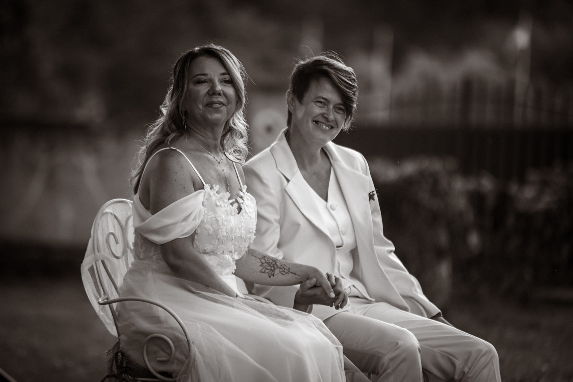 Aurélieu et Sandrine se tenant la main pendant la cérémonie laïque à Ucel, en noir et blanc