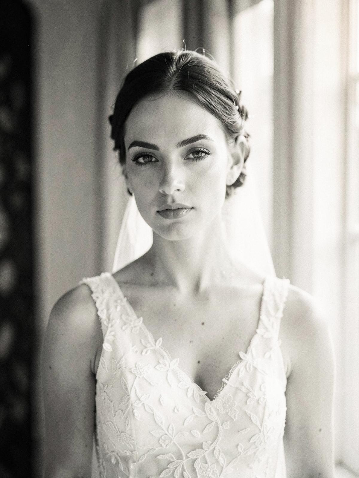 Portrait de mariée en lumière de fenêtre, en noir et blanc