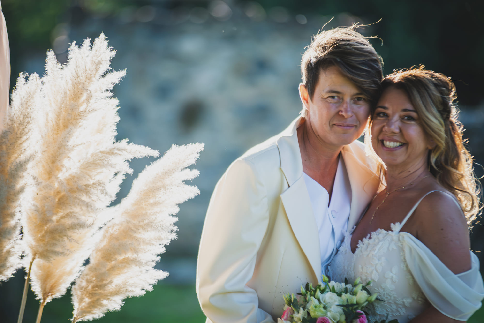 Portrait d’Aurélieu et Sandrine, bouquet et herbes de la pampa en premier plan