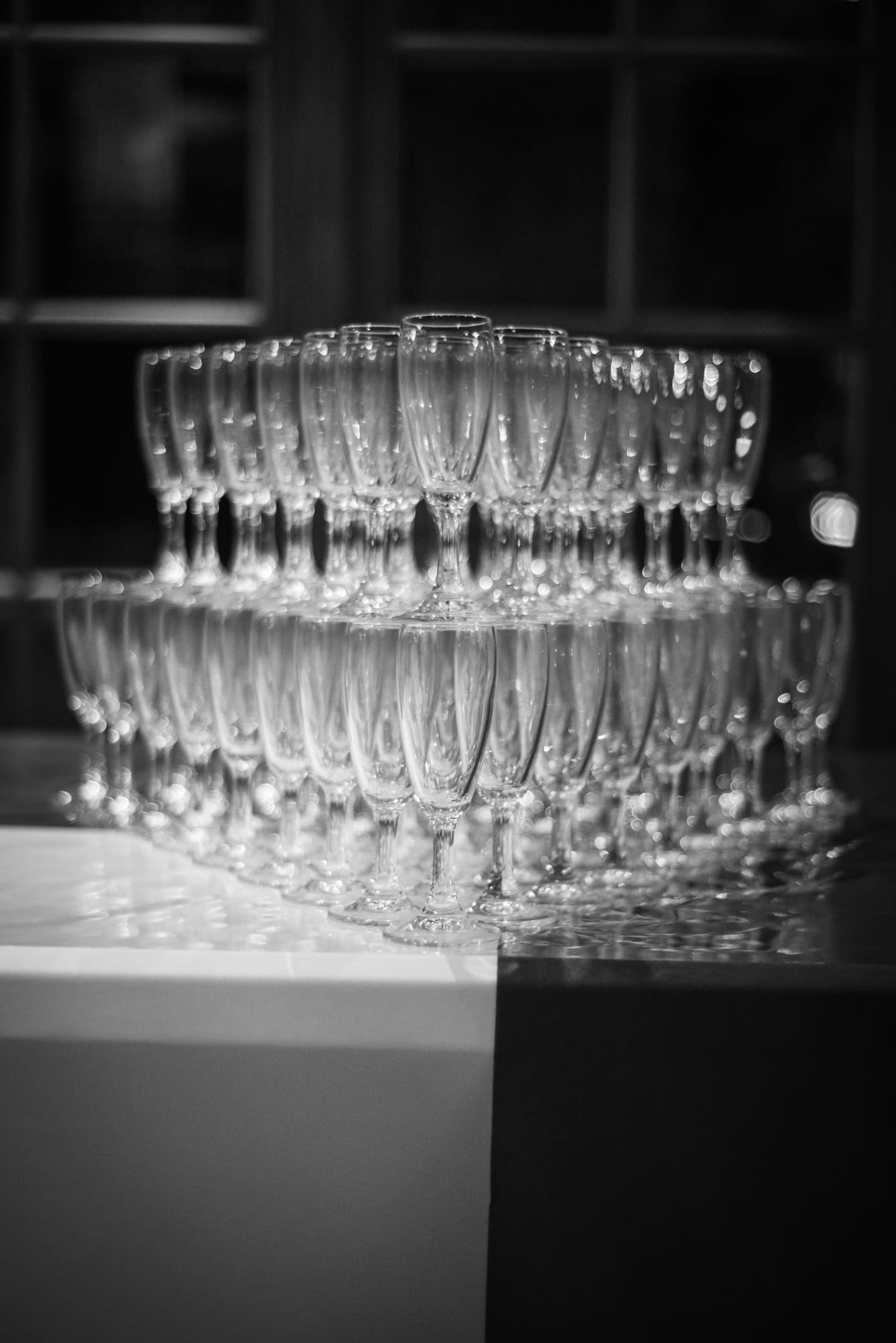 Pyramide de flûtes de champagne prête pour le service, en noir et blanc