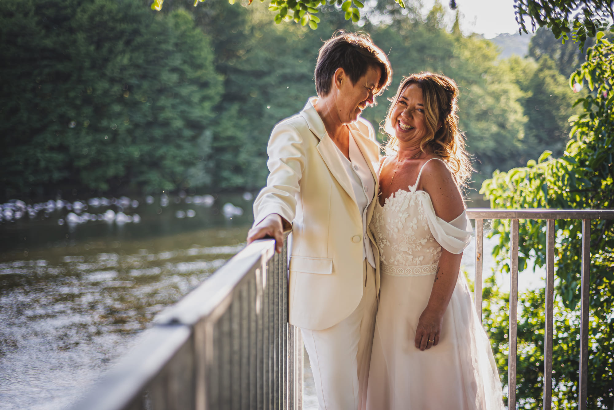 Aurélieu et Sandrine riant au bord de l’Ardèche, à Ucel