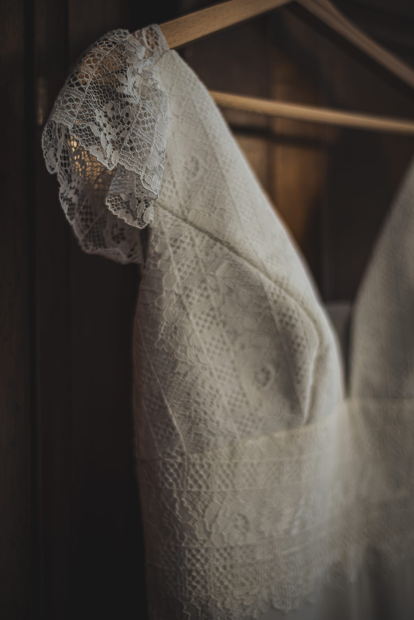 Robe de mariée en dentelle sur cintre, détail d’épaule et manche, Domaine de la Ruisselière