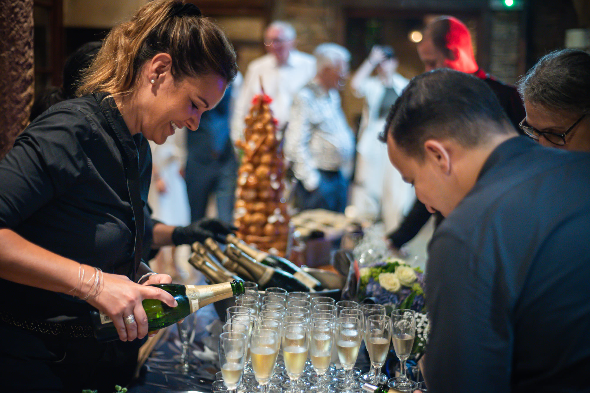 Service du champagne devant un croquembouche, pendant la réception