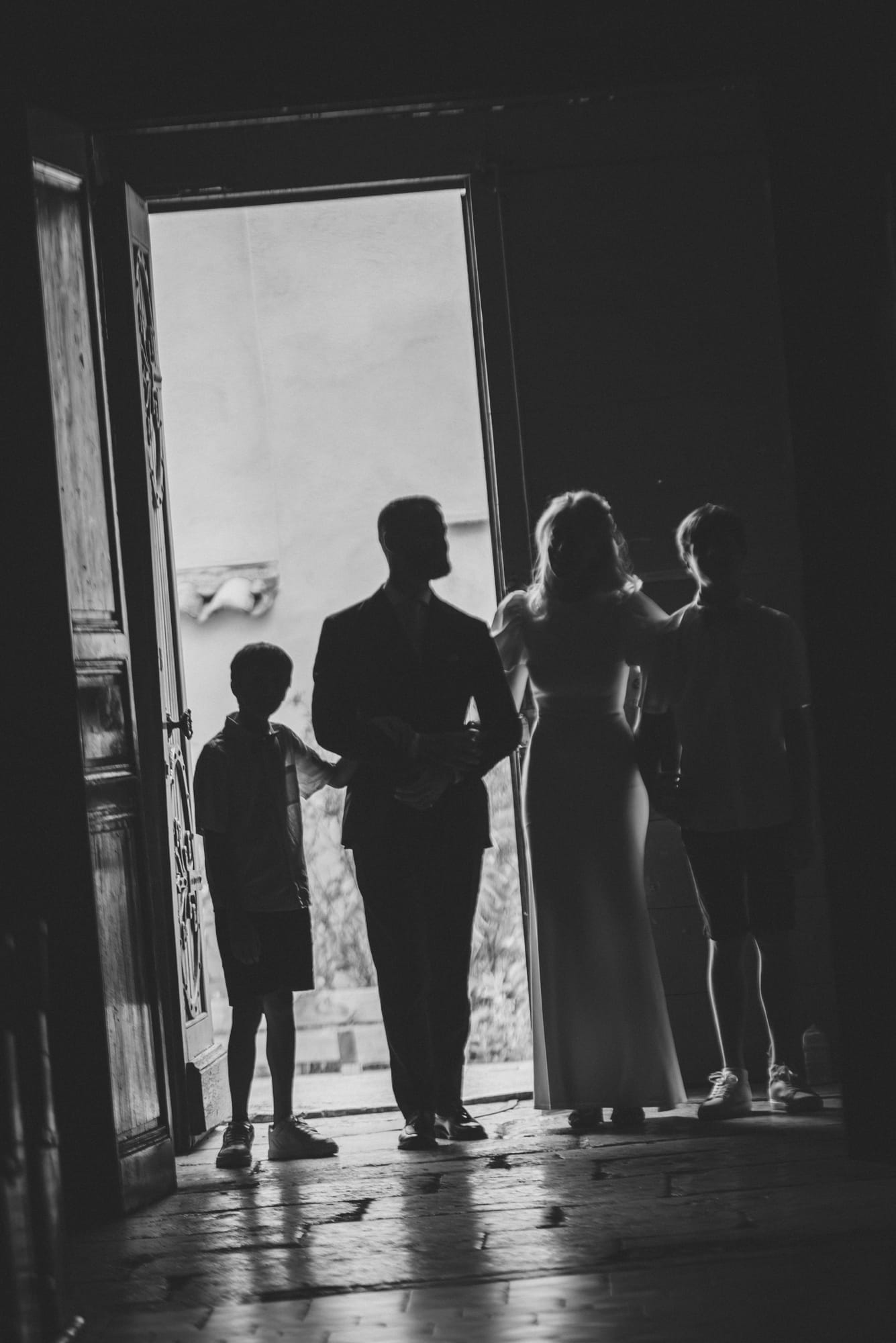 Silhouettes de Guillaume, Marion et deux enfants dans l’embrasure de l’église de Lavilledieu